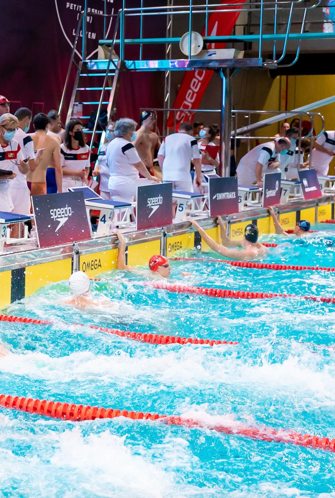 Jesse die net heeft gezwommen op een zwem-wedstrijd 